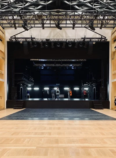 imagen-vertical-escenario-teatro-jrvgrupo