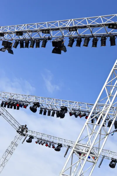 imagen-vertical-focos-escenario-jrvgrupo
