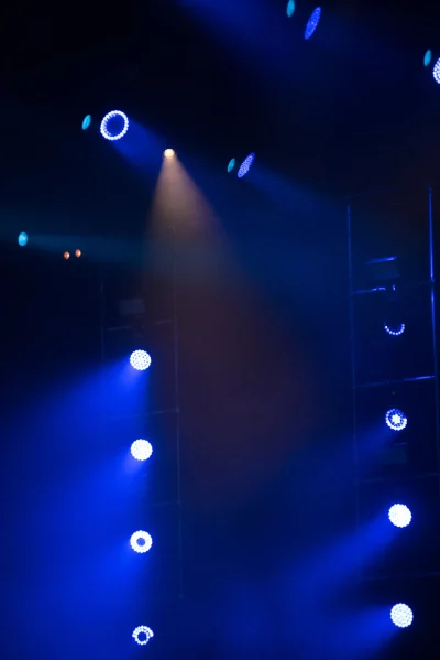 vertical-iluminado-escenario-jrvgrupo